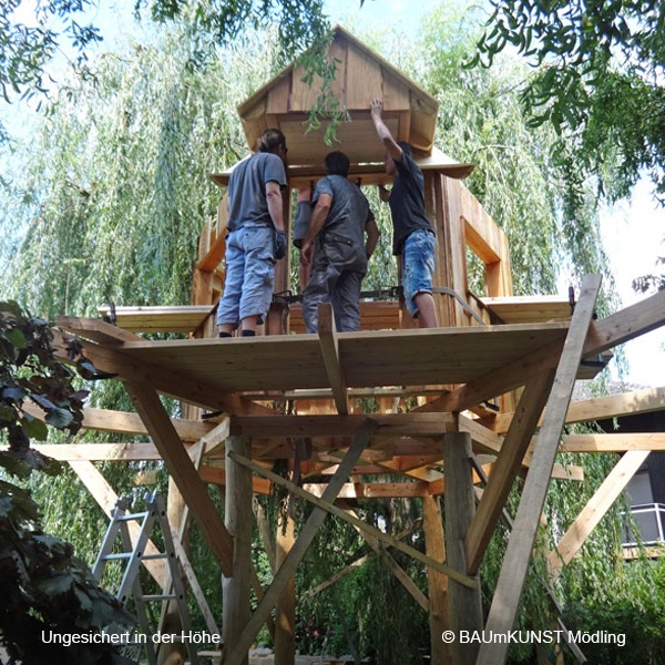 Beim Errichten des Baumhauses ungesichert in der Höhe / Foto: Wittmann Maenner beim Baumhaus bauen