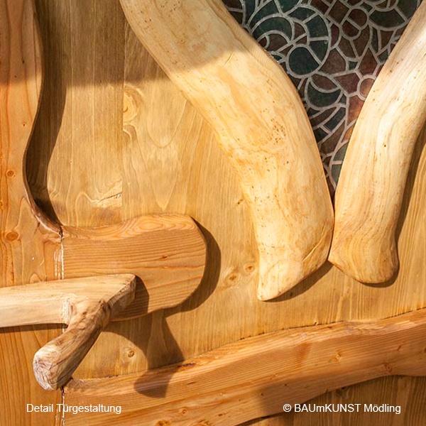 Detailansicht einer Baumhaus-Tür / Foto: Wittmann Detail einer Tür eines Baumhauses