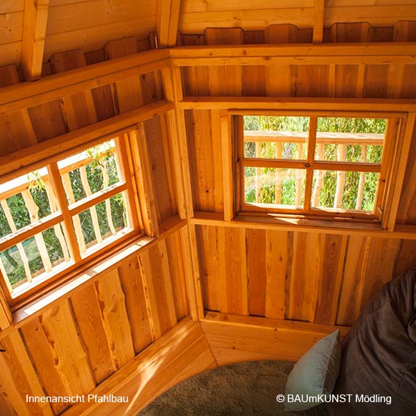 Innenansicht eines Baumhaus mit Fenster