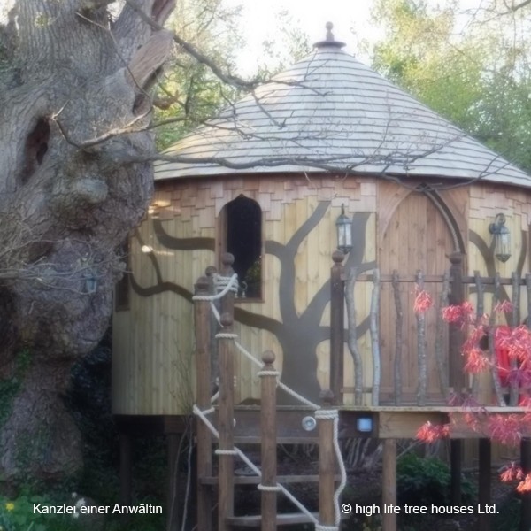 Kanzlei einer Anwältin im Garten / Foto: high life tree houses Ltd. Kanzlei einer Anwaeltin im Baumhaus