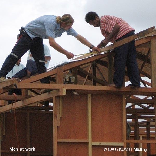 Beim Bau eines Baumhauses / Foto: Wittmann Maenner beim Bau eines Baumhaus