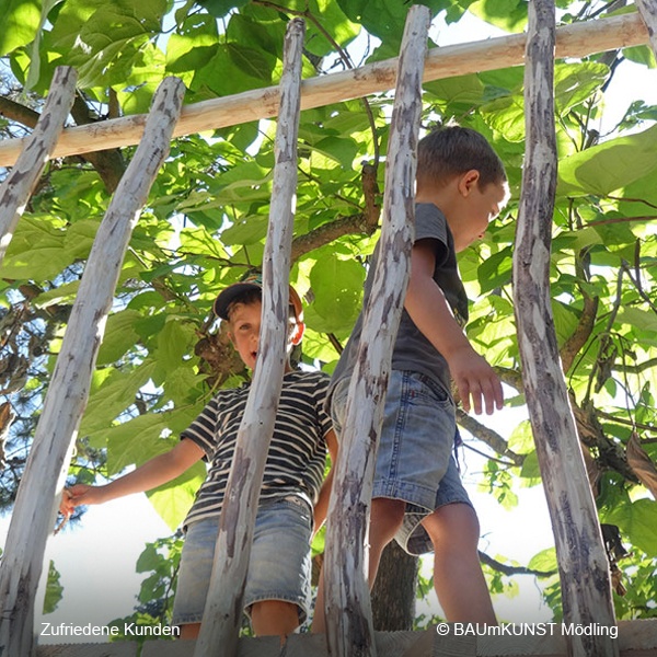 Zufriedene Kunden im Baumhaus / Foto: Wittmann Kinder im Baumhaus